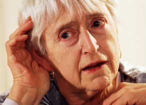 Perda auditiva isola o idoso